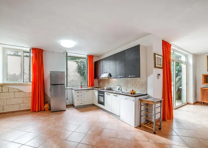 Civico With Shared Pool And Garden קרפיניאנו סלינטינו